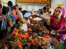 శ్రావణ మాసంలో సకల సౌభాగ్యాలనంధించే మంగళగౌరీ వ్రతం..నియమాలు!!