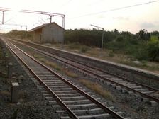 రైల్ ట్రాక్ మద్య క్రష్డ్  స్టోన్స్ ఎందుకు ఉంటాయో తెలుసా..?