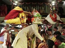 మాంగళ్యధారణ చేయునప్పుడు మూడు ముళ్ళు ఎందుకు వేస్తారు..?