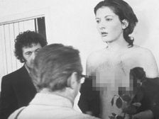 6గంటలు విగ్రహంలా నిలబడితే, ఆమెను వివస్త్రను చేసిన ఘటన : వీడియో