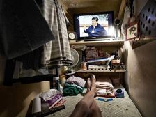 ఇక్కడి కాఫిన్ హోమ్స్ లో వేలాది మంది ప్రజలు నివసిస్తున్నారు!