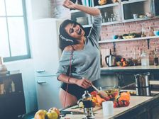 మీరు బయట ఊరికి వెళ్ళినపుడు మీ భార్య ఆనందంగా గడుపుతున్నారా?