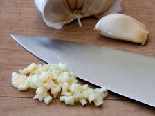 కొలెస్ట్రాల్ మరియు ఫ్యాట్   తగ్గించుకోవడానికి వెల్లుల్లి-రెడ్ వైన్ ట్రై చేయండి..! 