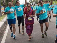 చేనేతను ప్రోత్సహించడానికి 42 కిలోమీటర్లు పరుగు పెట్టిన మహిళ 