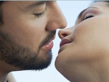 ముద్దు పెట్టేటప్పుడు మన తలను ఎందుకు కుడి వైపు వాల్చుతామో తెలుసా..?