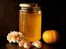 అందమైన చర్మం కోసం సులభమైన DIY మనుకా హనీ ఫేస్ ఫ్యాక్స్ 