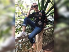 కరిష్మా కపూర్ తన తాజా వెకేషన్ కోసం కూల్ కూల్ గా కనిపించింది 