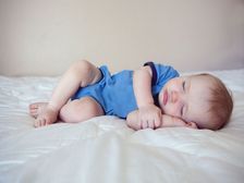 చిన్నారులు విడిగా తమకు కేటాయించిన బెడ్ పైనే నిద్రించాలా? 