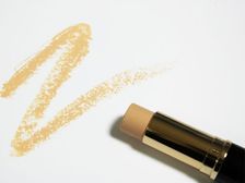 మేకప్ వేసుకునే సమయంలో కన్సీలర్ ని ఎలా ఉపయోగించాలి?