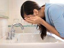 మీరు చేసే ఈ చిన్న తప్పిదాల వల్ల, మీ ముఖ చర్మానికి నష్టం వాటిల్లుతుంది ! 