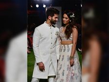 లాక్మే ఫ్యాషన్ వీక్ సమ్మర్ రిసార్ట్ 2018 లో డిజైనర్ అనితా డోంగ్రే కోసం ర్యాంప్ పై నడిచిన అందమైన జంట 