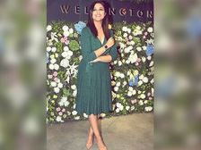 పరిణీతి చోప్రా ఒక వాచ్ షోరూం ప్రారంభోత్సవానికి ఆకుపచ్చ రంగులో మెరిసారు