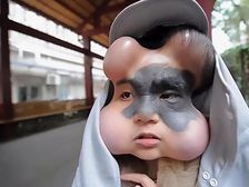 మొహంపై బుగ్గ‌లు అమ‌ర్చుకుంది. ఎందుకో తెలిస్తే ...!