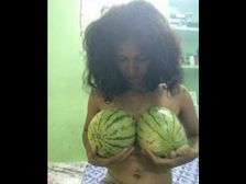 అమ్మాయిల వక్షోజాలు సగానికి కోసిన పుచ్చకాయల్లా  ఉంటున్నాయంటా!