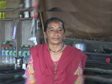 ఆమె సొంతం సీఎం చెల్లెలు అయినా టీ అమ్ముకుని బతుకుతోంది.. గ్రేట్