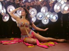 మాధురి ఏక్, దో, తీన్ పాటకు తనదైన మేకోవర్ తో మెరుపులద్దిన జాక్వెలిన్