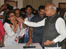 ఎన్డీ తివారీలా కామ పిశాచిలా ఉన్నాడు తమిళనాడు గవర్నర్‌ బన్వరిలాల్‌ పురోహిత్‌! ఈ తాతకు  సిగ్గులేదేమో!