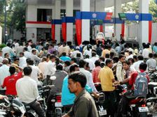  అక్కడ చాలా తక్కువ రేటుకే పెట్రోల్ లభిస్తుందని మనోళ్లంతా బైక్ లపై క్యూ కడుతున్నారు