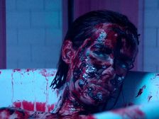 ఆన్లైన్ డేటింగ్ వికృత రూపo : రక్తంలో స్నానం చేస్తానంటున్న మహిళ