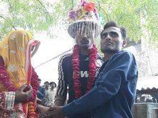 సినిమాలో మాదిరిగా.. కట్టుకున్న పెళ్లానికి ప్రియుడితో వివాహం జరిపించిన మహానుభావుడు