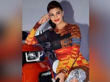 తన చిక్ డ్రెస్ లో జాక్వెలిన్ మన గుండెలను పరిగెత్తిస్తున్నారు