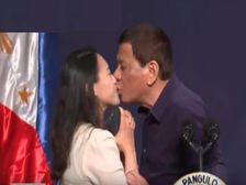 పెళ్లయితేనేం: పెళ్లయిన ఆమెకు లిప్ టు లిప్ కిస్ పెట్టిన ఫిలిప్పీన్స్‌ అధ్యక్షుడు రొడ్రిగో డ్యుటెర్టె