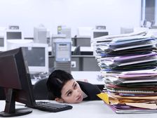 అదేపనిగా గంటల తరబడి ఒకే చోట కూర్చుని పని చేస్తున్నారా? ఈ 15 దుష్ప్రభావాలు కాచుకుని ఉన్నాయి జాగ్రత్త. 