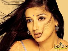 చిలిపి చెక్కిళ్ల ముద్దుగుమ్మ సోనాలిబింద్రేని వెంటాడుతున్న భయంకరమైన వ్యాధి,కోలుకోవాలని అభిమానుల పూజలు