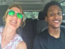 32 కిలోమీటర్లు నడిచాడు, సీఈఓ మెచ్చాడు, ప్రపంచం ప్రశంసించింది, కారునే గిఫ్ట్ గా కొట్టాడు