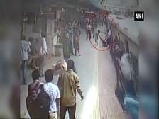 డోర్ లో చీర చిక్కుకోవడంతో ఈడ్చుకెళ్లిన ట్రైన్, సాహసం చేసి ప్రాణాలు కాపాడిన జవాన్