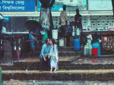 పబ్లిక్ లో వర్షంలో తడుస్తూ లిప్ టు లిప్ కిస్ పెట్టుకుని మైమరచిపోయిన జంట, ఫొటోగ్రాఫర్ జాబ్ ఊడింది