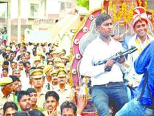 వీడు మగాడ్రా బుజ్జీ : అగ్రకులాలపై పోరాడి  బారాత్ చేసుకున్న దళితుడు, వందలాది మంది పోలీసుల సంరక్షణ