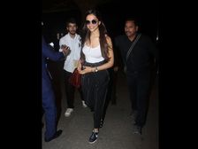 విమానాశ్రయంలో తాజాగా దర్శనమిచ్చిన దీపిక, తన సొగసుతో అందరి మతి చెదరగొట్టేసింది!