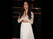 తమ దేశీ దుస్తుల్లో మాధురీ దీక్షిత్, జాహ్నవి కపూర్ లు మొత్తంగా అందర్నీ అందంతో కట్టిపడేసారు