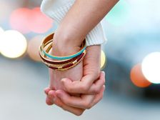 మీ అనుబంధంలోని లోతులను తేటతెల్లం చేసే , మీరు చేతులను పట్టుకునే పద్ధతి