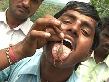 అక్కడ తేళ్లను ఒంటిపై వేసుకుని ఆడుకుంటారు, అయినా తేళ్లు ఏమీ అనవు