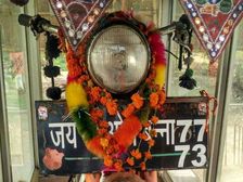 రాయల్ ఎన్ ఫీల్డ్ బైక్ అక్కడ పెద్ద దేవుడు, ప్రమాదాల నుంచి రక్షిస్తాడు, మొక్కితే యాక్సిడెంట్స్ కావు