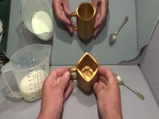 ఈ మగ్ వృత్తాకారంలో ఉందా లేదా చతురస్రాకారంలోనా? దీన్ని చూసాకా, మీ తల గోక్కోకుండా ఉండలేరు సుమీ!