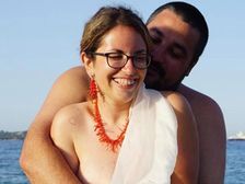 బీచ్ లో నగ్నంగా పెళ్లి, అతిథులు న్యూడ్ గానే వచ్చారు, పెళ్లికి ముందూ బీచ్ ల్లో నగ్నంగా తిరిగారు, 