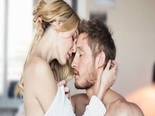 అందమైన పెళ్లాన్ని పక్కనే పడుకుంటున్నా నా భర్త హస్తప్రయోగం చేసుకుంటున్నాడు, బాగానే సహకరిస్తున్నా