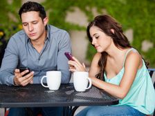 పక్కింటి ఆయన ఫోన్లో మాట్లాడుతున్నట్లు నటిస్తూ అసభ్యకరంగా, అలా చేసే సరికి దారికి 