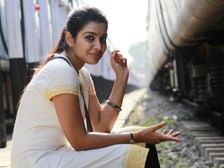 తను శృంగారానికి అంత ఈజీగా ఒప్పుకుంటుందనుకోలేదు, భర్త ఎదుటే నన్ను ఇంట్లోకి తీసుకెళ్లింది 