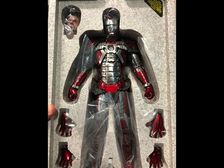 భర్త యొక్క అవెంజర్స్ టాయ్ కలెక్షన్స్ ను అమ్మడానికి ప్రయత్నించిన భార్య