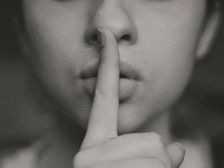 మీ సంతోషాన్ని పాడు చేసే ఈ రహస్యాలను ఎట్టి పరిస్థితిలో ఇతరులకు చెప్పకండి