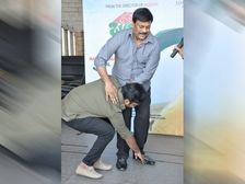 భారతీయులు పెద్దల పాదాలకు నమస్కారం చేయడానికి గల కారణాలేంటో తెలుసా.. 