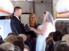 వావ్..! విమానం గాల్లో తేలుతుండగానే లిప్ లా‘కింగ్‘.. వైరల్ అవుతున్న వెరైటీ వెడ్డింగ్ వేదిక.. 