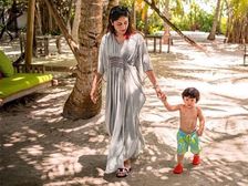 వైరల్ వీడియో : కన్నతల్లిని ఢీకొట్టిందనే కోపంతో కారును కాలితో తన్నిన బుడ్డోడు... ఇంకా ఏం చేశాడంటే..