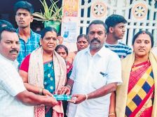 ఇద్దరు పెళ్లాలు కలిసి తమ ముద్దుల మొగుడికి ఎలాంటి బహుమతి ఇచ్చారో తెలిస్తే ఆశ్చర్యపోవడం ఖాయం...!