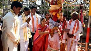 మేడారం జాతరకు వెళ్లే భక్తురాళ్లు.. హఠాత్తుగా దేవతలయిపోతారా?