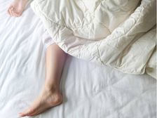 నిద్రపోతున్నప్పుడు దుప్పటి వెలుపల ఒక కాలు మాత్రమే ఎందుకు ఉంటుందో మీకు తెలుసా?